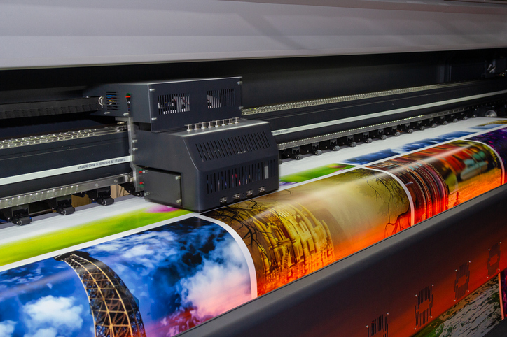 drukarka wielkoformatowa w trakcie pracy